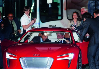 Hoher Besuch bei Audi auf der Challenge Bibendum in Rio de Janeiro, Brasilien: Brasiliens Staatspräsident Luiz Inácio Lula da Silva nahm hinter dem Steuer des E-tron Platz, während sich Sergio Cabral, Gouverneur des Bundesstaates Rio de Janeiro, auf den Beifahrersitz setzte.