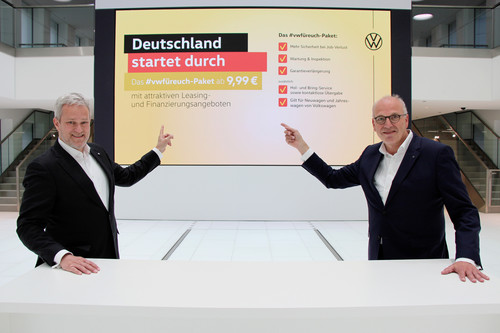 Holger B. Santel (links) und Jürgen Stackmann (rechts) stellen neue Kampagne #vwfüreuch vor 	 