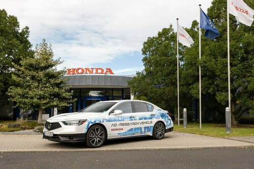 Honda demonstriert mit Forschungsfahrzeugen auf Legend-Basis automatisierte Fahrtechnologien.