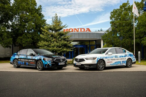 Honda demonstriert mit Forschungsfahrzeugen auf Legend-Basis automatisierte Fahrtechnologien.