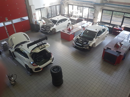 Honda-Motor-Sportpartner J.A.S. in Arluno bei Mailand baut den Civic Type R zum rund 150.000 Euro teuren Rennwagen um.