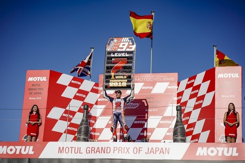 Honda-Pilot Marc Marquez feiert seinen Sieg in Motegi und den vorzeitigen Titelgewinn.