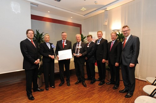 Honorary Award 2012: Maria-Elisabeth Schaeffler (2. v. l.) und ihr Sohn Georg F. W. Schaeffler (links) zeichneten gemeinsam mit Dr. Jürgen M. Geißinger (2. v. r.) und Robert Schullan (rechts), Mitglied des Vorstands der Schaeffler AG, das IWT (Institut für Werkstofftechnik) Bremen aus (v. l.): Prof. Dr.-Ing. Hans-Werner Zoch (3. v. l.), Prof. Dr.-Ing. Ekkard Brinksmeier, Prof. Dr.-Ing. Peter Krug und Dr.-Ing. Frank Stahl.