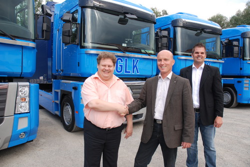 Horst Gaida (li.) nahm die neuen Fahrzeuge von Repräsentanten der Renault-Trucks Verkaufsniederlassung Südbayern entgegen.