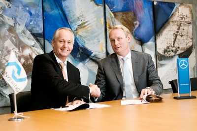 Hubertus Troska, Leiter Mercedes-Benz Lkw, (li.) und Cees van Gent, CEO der LEHNKERING GmbH (re.) unterzeichnen das Rahmenabkommen für die Lieferung von 220 neuen Mercedes-Benz Actros in den nächsten vier Jahren.