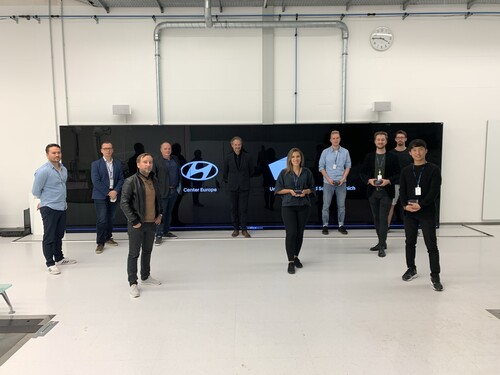 Hyundai-Designwettbewerb zu Mobilitätsideen für die Generation Z: Die Preisträger mit dem Führungspersonal des europäischen Designzentrums in Rüsselsheim.