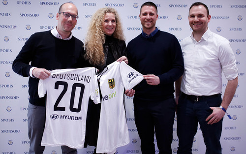 Hyundai ist Trikotsponsor der DKFV-Nationalmannschaft: Verbandspräsident Christoph Köchy (links) und Sportdirektor Marc Müller mit Annette Feyh und Sebastian Carlin von Hyundai Deutschland. 