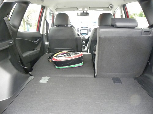 Hyundai ix20: Der Kofferraumboden - eingehängt in der oberen Stellung - bildet mit der Rückenlehne des umgeklappten Rücksitzes eine ebene Ladefläche.