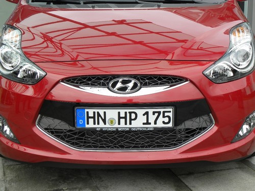 Hyundai ix20: Eine Wabengrill einmal anders. Das &quot;kreative&quot; Muster findet sich auch innen auf den Verkleidungen der Türlautsprecher wieder.