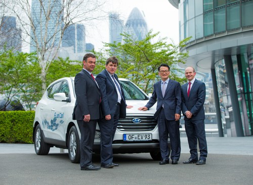 Hyundai liefert 75 ix35 Fuel Cell für das Wasserstoff-Projekt „Hydrogen For Innovative Vehicles“ (von links): Bert de Colvenaer (Executive Director von FCHJU), Kit Malthouse (Londons Deputy Mayor für Business & Enterprise), Hyundai-Europapräsident Byung Kwon Rhim und Tony Whitehorn, CEO von Hyundai in England.