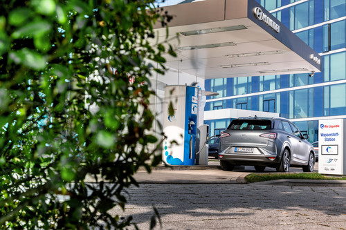 Hyundai Nexo an der Wasserstofftankstelle vor dem Hyundai-Hauptquartier in Offenbach.