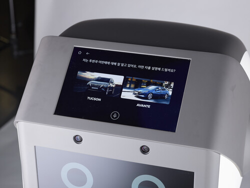 Hyundai-Roboter DAL-e für Kundendienst im Autohaus.