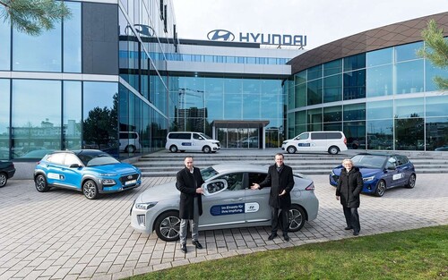 Hyundai stellt Fahrzeuge für die Corona-Impfkampagne in Offenbach zur Verfügung (von links): Deutschland-Geschäftsführer Jürgen Keller, Oberbürgermeister Dr. Felix Schwenke und Gesundheitsdezernentin Sabine Groß.
