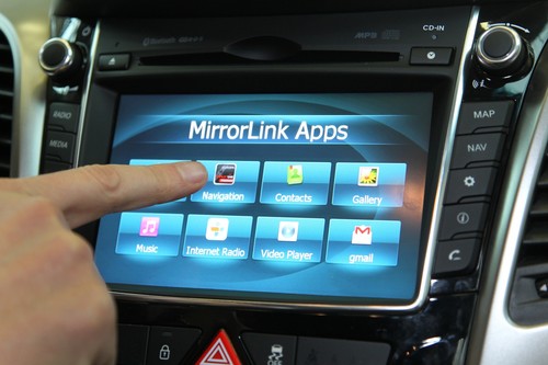 Hyundai treibt in Kooperation mit LG  die Anbindung von Smartphones an die Bordelektronik des Autos voran.