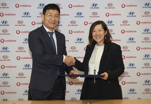 Hyundai und Vodafone werden strategische Partner (v.l.): Ji Yun Kim, Vice President ICT Technical Division Hyundai Motor Group, und Yen Yen Tan, President Vodafone Global Enterprise Asia Pacific, bei der Vertragsunterzeichnung.