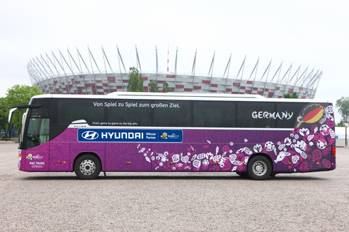 Hyundai unterstützt die Fußball-EM 2012 mit insgesamt 382 Fahrzeugen, darunter auch der Mannschaftsbus der deutschen Mannschaft.