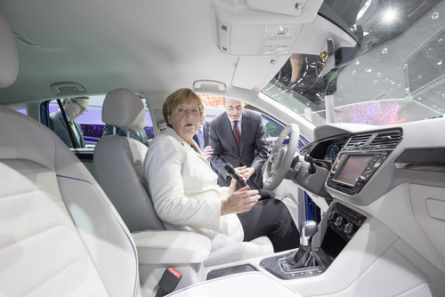 IAA 2015: Pkw-Markenvorstand Dr. Herbert Diess erläutert Bundeskanzlerin Angela Merkel die Technik des Volkswagen Tiguan GTE.