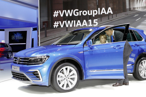 IAA 2015: Pkw-Markenvorstand Dr. Herbert Diess erläutert Bundeskanzlerin Angela Merkel die Technik des Volkswagen Tiguan GTE.
