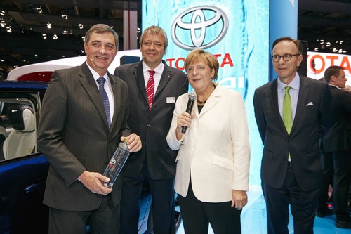 IAA 2015 (v.l.): Toyota-Europapräsident Johan van Zyl, Karl Schlicht (Vizepräsident Verkauf Toyota Europe), Bundeskanzlerin Angela Merkel und VDA-Präsident Matthias Wissmann.