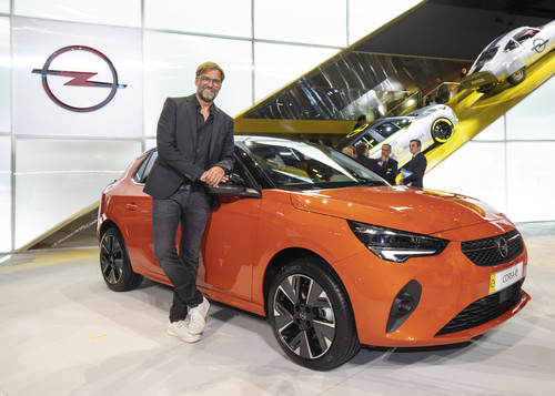 IAA 2019: Jürgen Klopp mit dem Opel Corsa.