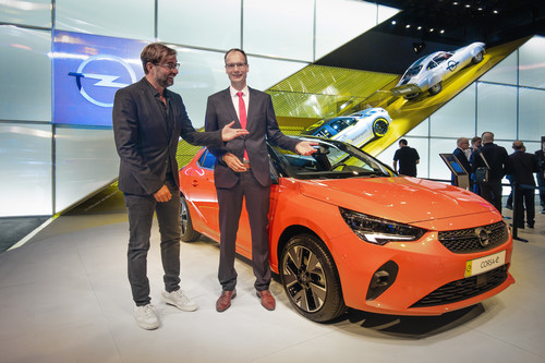 IAA 2019: Markenbotschafter Jürgen Klopp und Opel-Chef Michael Lohscheller mit dem Corsa-e.