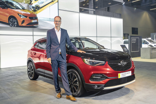 IAA 2019: Opel-Chef Michael Lohscheller am Grandland X Hybrid4.