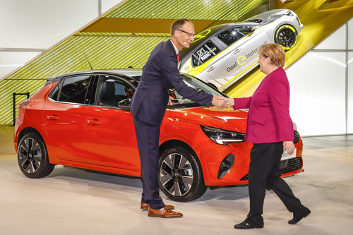 IAA 2019: Opel-Chef Michael Lohscheller begrüßt Bundeskanzlerin Angela Merkel am Corsa-e.