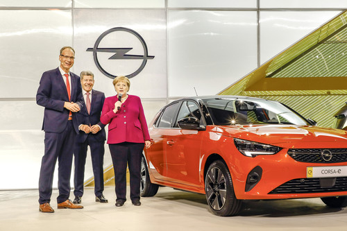 IAA 2019: Opel-Chef Michael Lohscheller, VDA-Präsident Bernhard Mattes und Bundeskanzlerin Angela Merkel am Corsa-e.