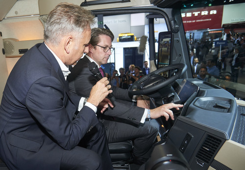 IAA Nutzfahrzeuge 2018: Bundesverkehrsminister Andreas Scheuer lässt sich von Stefan Buchner, Leiter Mercedes-Benz Lkw, den neuen Actros zeigen.