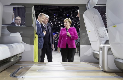 IAA-Rundgang der Kanzlerin: Angela Merkel mit Hessens Ministerpräsident Volker Bouffier und VW-Markenvorstand Dr. Herbert Diess (v.r.) an der Studie I.D. Buzz.