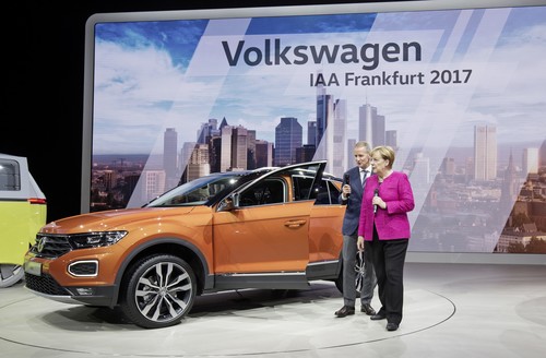 IAA-Rundgang der Kanzlerin: Angela Merkel mit VW-Markenvorstand Dr. Herbert Diess am neuen T-Roc.