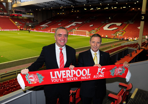 Ian Ayre, Geschäftsführer des FC Liverpool, und Vauxhall-Marketingleiter Keith Michaels (rechts).