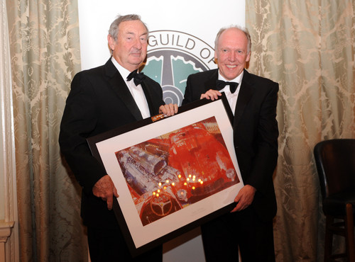 Ian Callum (r.) erhielt die „President&#039;s Trophy“der britischen Guild of Motoring Writers (GoMW) von Nick Mason, Schlagzeuger der Rockband „Pink Floyd“ und Präsident der britischen Motorjournalisten-Vereinigung.