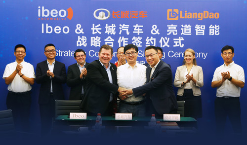 Ibeo-Chef Dr. Ulrich Lages, Great Wall Motor Deputy General Manger Kai Zhang und und Liang-Dao-CEO Dr. Xueming Ju (vorne von links) bei der Vertragsunterzeichnung. 
