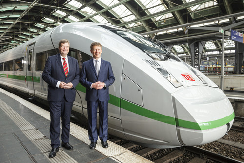 ICE der Deutschen Bahn mit grünem Streifen (von links): Enak Ferlemann, Parlamentarischer Staatssekretär im Bundesverkehrsministerium, und Vorstandsvorsitzender Dr. Richard Lutz.