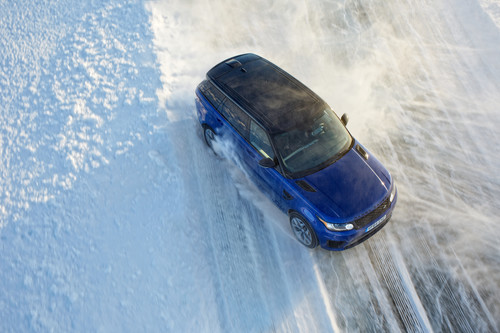 „Ice Driving Academy“ im nordschwedischen Wintertestcenter von Jaguar und Land Rover.