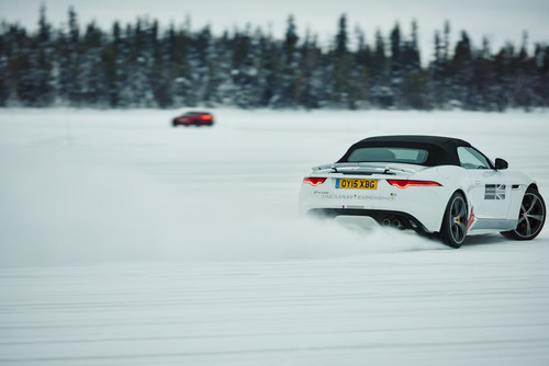 „Ice Driving Academy“ im nordschwedischen Wintertestcenter von Jaguar und Land Rover.