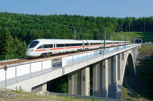 ICE-Sprinter auf der Neubaustrecke Nürnberg-Berlin.