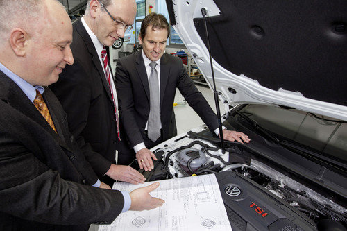 „Idee des Jahres 2013“ der Volkswagen-Mitarbeiter (v-l.): Ševket Ćelović und Alfons Laumann (50, Gifhorn) aus der Aggregate-Entwicklung in Wolfsburg erläutern ihrem Chef Friedrich Eichler die Erfindung.