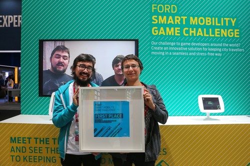 Ilya Zarembsky (links) und Betsy Medvedovsky gewannen mit der von ihnen entwickelten Smartphone-App „Jaunt“ die „Smart Mobility Game Challenge“ von Ford.