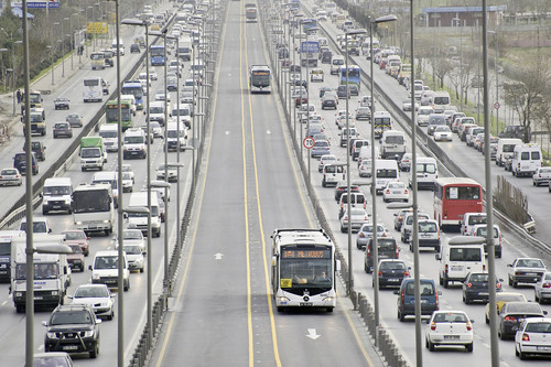 Im Alltagsverkehr überzeugt das Bus Rapid Transit-Konzept Kommunen und Passagiere als verlässliche, umweltschonende und schnelle Art der Fortbewegung. Das Bild zeigt eine Verkehrssituation in Istanbul.