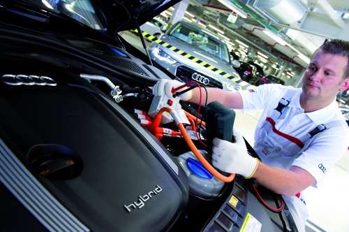 Im Analysezentrum am Standort Neckarsulm überprüft ein Mitarbeiter den Isolationswiderstand an einem neuen Audi-Hybrid-Modell.