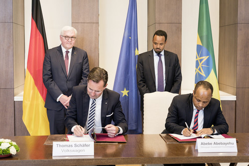 Im Beisein von Bundespräsident Frank-Walter Steinmeier unterzeichneten Thomas Schaefer, Leiter der Volkswagen Sub-Sahara-Region, und der Kommissar der Ethiopian Investment Commission (EIC), Abebe Abebayehu, eine Absichtserklärung zur Entwicklung der Autoindustrie in Äthiopien. 