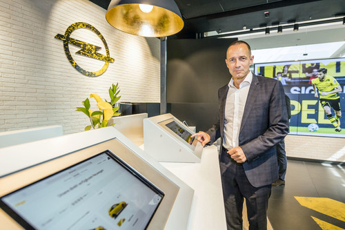 Im BVB-Fanshop im Centro Oberhausen ist ein Cayu-Store von Opel intergriert: Opel-Deutschland-Chef Jürgen Keller.
