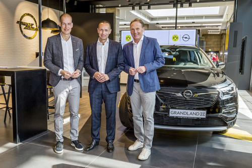 Im BVB-Fanshop im Centro Oberhausen ist ein Cayu-Store von Opel intergriert (von rechts): BVB-Geschäftsführer Hans-Joachim Watzke, Opel-Deutschland-Chef Jürgen Keller und BVB-Marketingchef Carsten Cramer bei der Eröffnung.