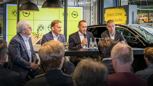 Im BVB-Fanshop im Centro Oberhausen ist ein Cayu-Store von Opel intergriert (von rechts): BVB-Marketingchef Carsten Cramer, Opel-Deutschland-Chef Jürgen Keller und BVB-Geschäftsführer Hans-Joachim Watzke beantworten bei der Eröffnung Fragen der Journalisten.
