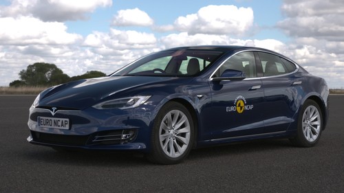 Im Euro-NCAP-Autobahnassistent-Test: Tesla Model S.
