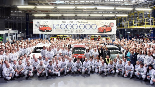 Im FCA-Werk Tichy wird das zwölfmillionste Fahrzeug, ein Fiat 500, gefeiert.