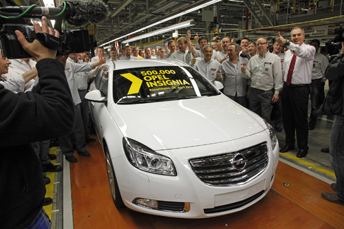 Im festlichen Rahmen rollte heute der 500 000. Opel Insignia von der Fertigungslinie im Stammwerk Rüsselsheim. Beim Jubiläumsmodell handelt es sich um einen weißen Insignia Sports Tourer 2.0 BiTurbo CDTI mit 143 kW/195 PS. Rechts  Werksdirektor Axel Scheiben.
