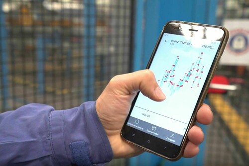 Im Ford-Werk Valencia bekommen die Ingenieure per Smartphone Meldung, wenn Maschinenkomponenten in der Fertigung langsamer laufen und sich ein möglicher Defekt abzeichnet.